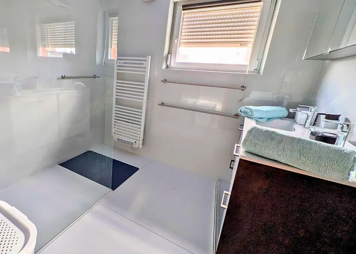 펜션 Maison 78m2, Garden, Private Parking *